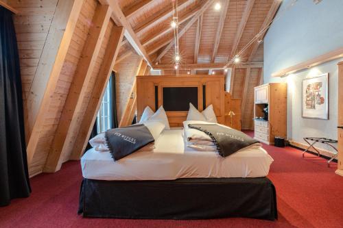 Postel nebo postele na pokoji v ubytování Hotel Piz Mitgel