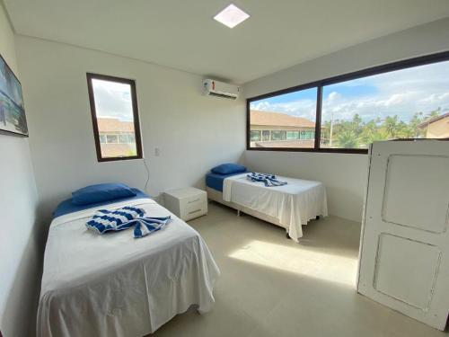 Zimmer mit 2 Betten und einem Fenster in der Unterkunft Bangalo Premium Carneiros com Piscina Privativa, Secretária e Enxoval, ao lado Igrejinha in Tamandaré