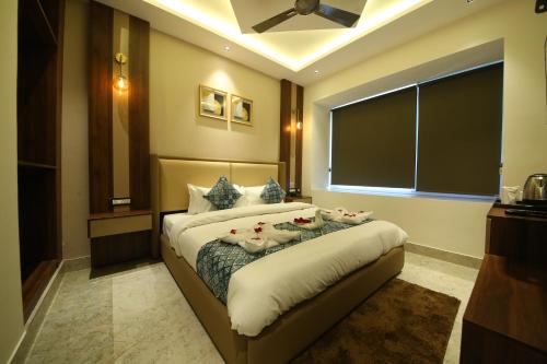 a bedroom with a bed with flowers on it at Hotel Dream Inn in Rishīkesh