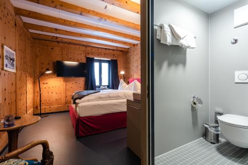 Ένα ή περισσότερα κρεβάτια σε δωμάτιο στο Hotel Piz Mitgel