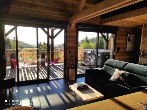 Posezení v ubytování Chalet neuf avec jacuzzi privé, vue imprenable sur Massif des Vosges