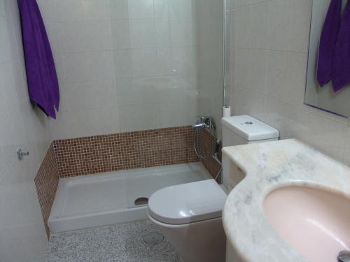 a bathroom with a toilet and a tub and a sink at ACOGEDOR Apto. 6 pax, TABLERO 1, cerca PLAYA DEL INGLES in El Tablero