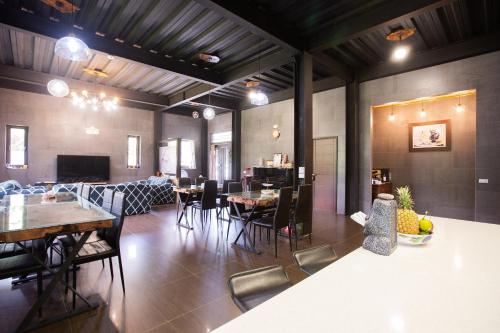 a dining room with tables and chairs in a room at Woolywo B&B 花蓮縣民宿第2451號 in Yuli