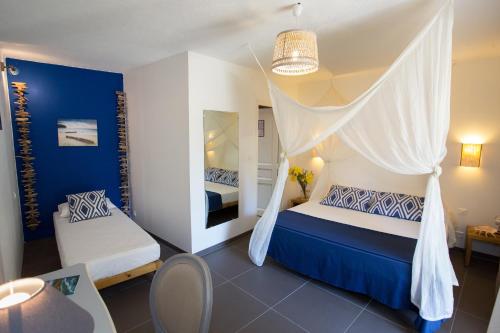 Un pat sau paturi într-o cameră la Hôtel Exsel Ermitage