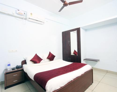 a bedroom with a bed and a ceiling fan at Lakshana Service Apartment - Big Temple Thanjavur in Thanjāvūr