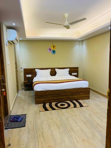 a bedroom with a large bed with a wooden headboard at The Four Seasons Hotel in Sultānpur