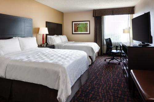 A bed or beds in a room at Holiday Inn Wichita East I-35, an IHG Hotel