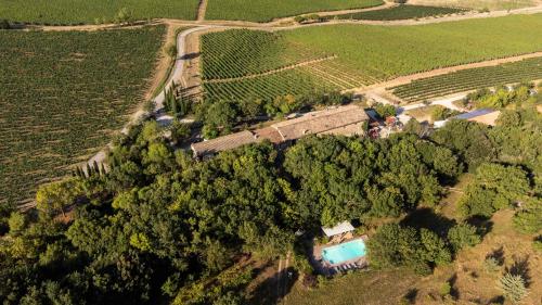 una vista aérea de una granja con una casa y árboles en Jacuzzi, sauna, healthy food dans ancienne bergerie en Roquetaillade