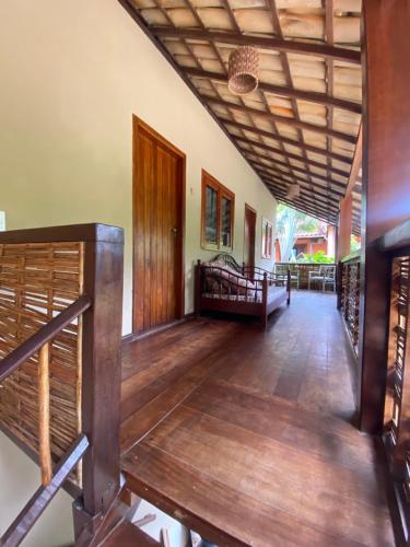 um corredor de uma casa com piso de madeira em Pousada Vilarejo em Itacaré