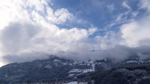 a view of a mountain with clouds in the sky at Bonapart in Stumm