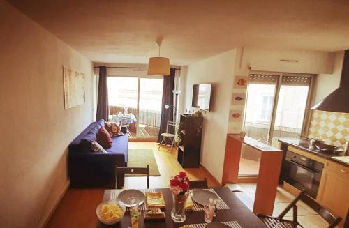 un salon avec un canapé et une table dans l'établissement Plein coeur Plein soleil, à Sète