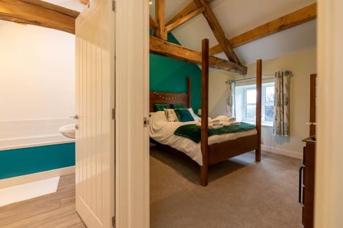 une chambre avec un lit superposé et un miroir dans l'établissement Caer Fedwen Barns Dyffryn Cottage King bed self catering with Hot Tub, à Denbigh