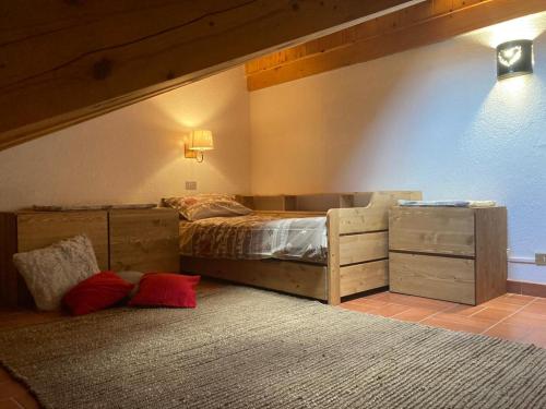 una camera da letto con un grande letto e cassetti in legno di Maison Francey a Pré-Saint-Didier