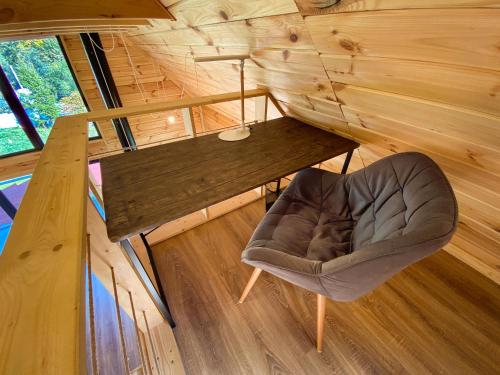 an overhead view of a desk and a chair in a cabin at GUKHOUSE in Huklyvyy