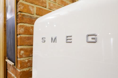 ein Aufzugsschild vor einer Ziegelwand in der Unterkunft Lavender Cottage in Thorndon