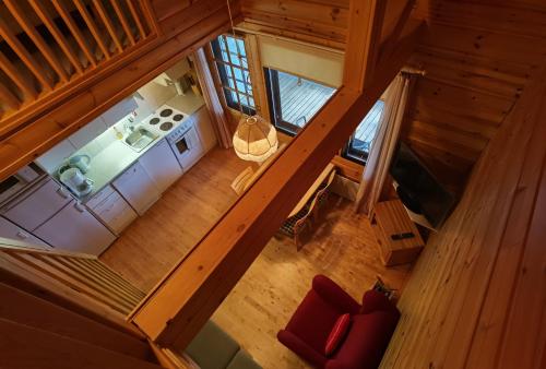 an overhead view of a living room and kitchen in a cabin at Kuerkömmeli, Äkäslompolo in Äkäslompolo