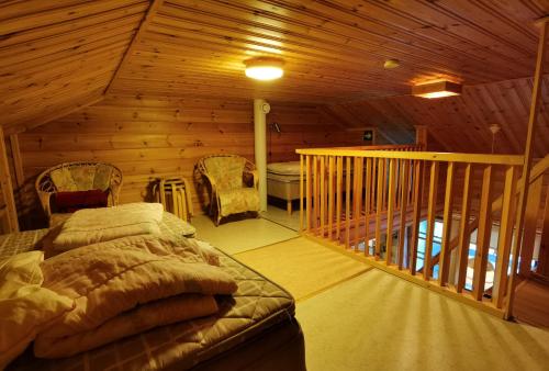 a bedroom with a bed in a wooden cabin at Kuerkömmeli, Äkäslompolo in Äkäslompolo