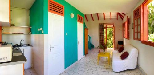 Dapur atau dapur kecil di Maison cosy à Sainte-Rose avec piscine