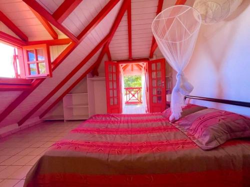 Katil atau katil-katil dalam bilik di Maison cosy à Sainte-Rose avec piscine