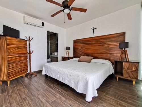 Un dormitorio con una cama y un ventilador de techo. en vista al mar y alberca infinita aria ocean nvo vallarta, en Nuevo Vallarta 