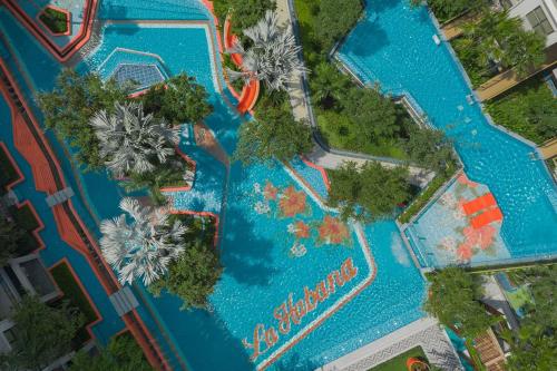 una vista aérea de un parque acuático con piscina en Huahin mountain view room near the beach, en Hua Hin