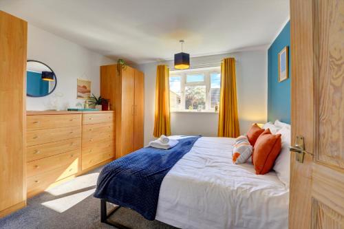 ソウザンにあるInspire Homes 2-Bed Sleeps 5 near Leamington & M40の青い壁と窓のあるベッドのある寝室