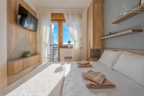 Un pat sau paturi într-o cameră la Apartman Berolina 2