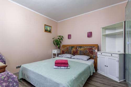  Кровать или кровати в номере Standard Brusnika Apartment na Profsoyuznoy 