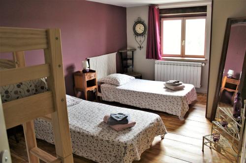 Habitación pequeña con 2 camas y ventana en Le Dô d'Anne en Villetritouls