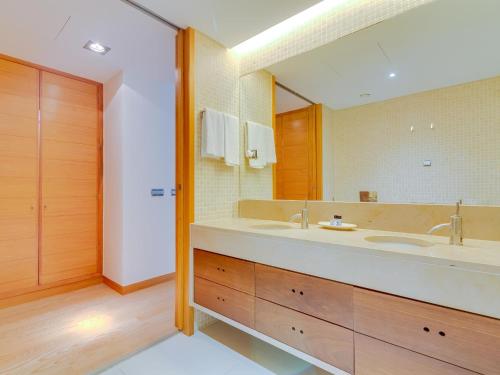 Vale do lobo, 'Golf by the Pool' 2 bedroom apartment tesisinde bir banyo