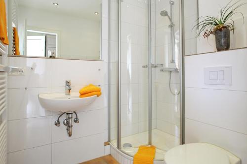 La salle de bains est pourvue d'une douche, d'un lavabo et de toilettes. dans l'établissement Ferienwohnung Mare Nostrum 7, à Westerland