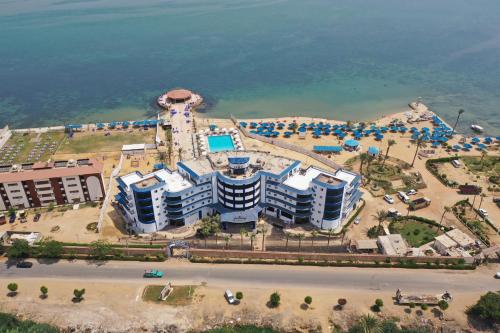 uma vista aérea de um resort perto do oceano em Jewel Fayed Hotel em Fayed