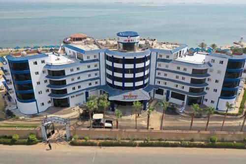 una vista aérea de un edificio con el océano en el fondo en Jewel Fayed Hotel, en Fayed