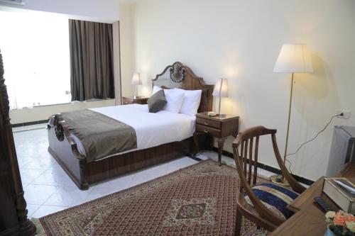 Uma cama ou camas num quarto em Jewel Fayed Hotel