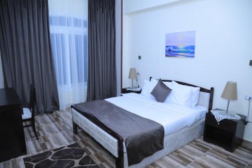 Uma cama ou camas num quarto em Jewel Fayed Hotel