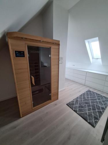 um quarto com um armário de madeira e uma janela em Maisonette-Wohnung Oststraße 37 em Schmallenberg
