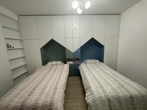 Een bed of bedden in een kamer bij Emily & Nasi
