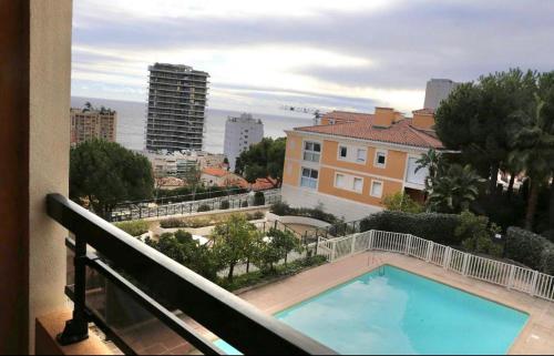 博索萊伊的住宿－Azzurra，阳台享有游泳池的景致。