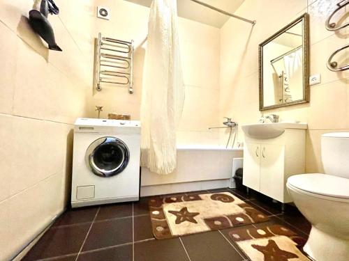 リヴィウにあるV&O WhiteChocolateApt 800 m to Operaのバスルーム(洗濯機、トイレ付)