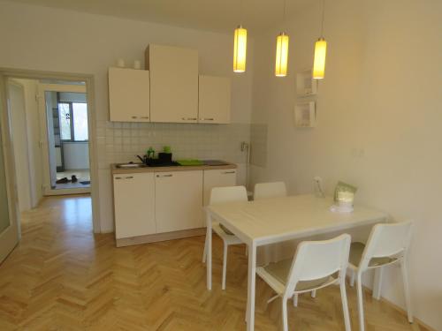 Kjøkken eller kjøkkenkrok på Sani Apartments