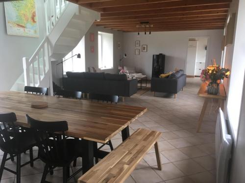 un salon avec une table, des chaises et un canapé dans l'établissement La Roseaulière, à Bazinghen