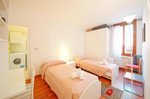 Habitación de hotel con 2 camas y baño en DolceVita Apartments N 285, en Venecia