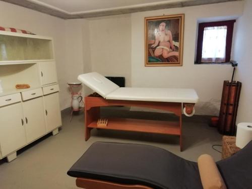 Habitación hospitalaria con cama y mesa en Monteverde rural relax, en Cellino Attanasio