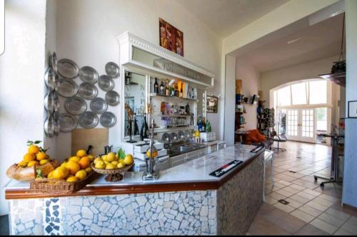 uma cozinha com um balcão com taças de fruta em B&B Cappotto civico 48 em Pompeia