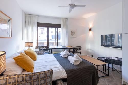 A bed or beds in a room at Salado Triana Suites by Valcambre