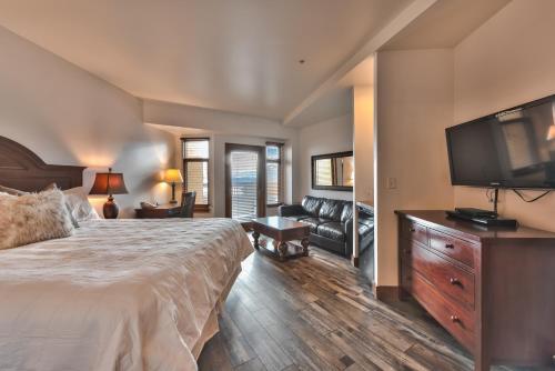 Televizors / izklaižu centrs naktsmītnē Sundial Lodge Superior Hotel Room by Canyons Village Rentals