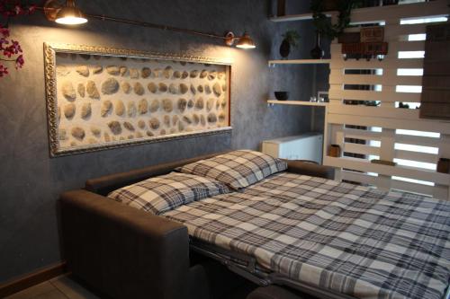 Fonzolo的住宿－Appartamento Balcone fiorito，一间卧室配有一张带铺着平底毯的床