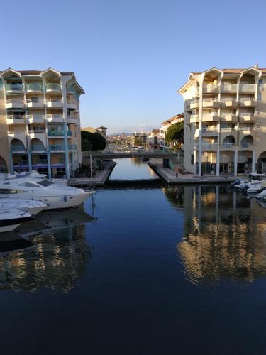 Charmant appartement à 350m de la plage et du port