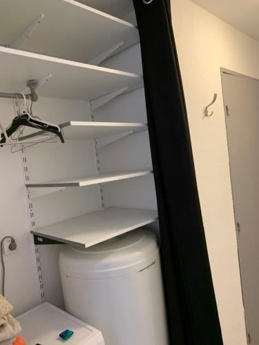 une salle de bain avec des toilettes blanches dans une chambre dans l'établissement Nîmes studio parking Dhuoda, à Nîmes