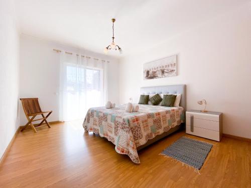 
A bed or beds in a room at Casa Elena - Villa espaçosa junto ao supermercado, centro e praias
